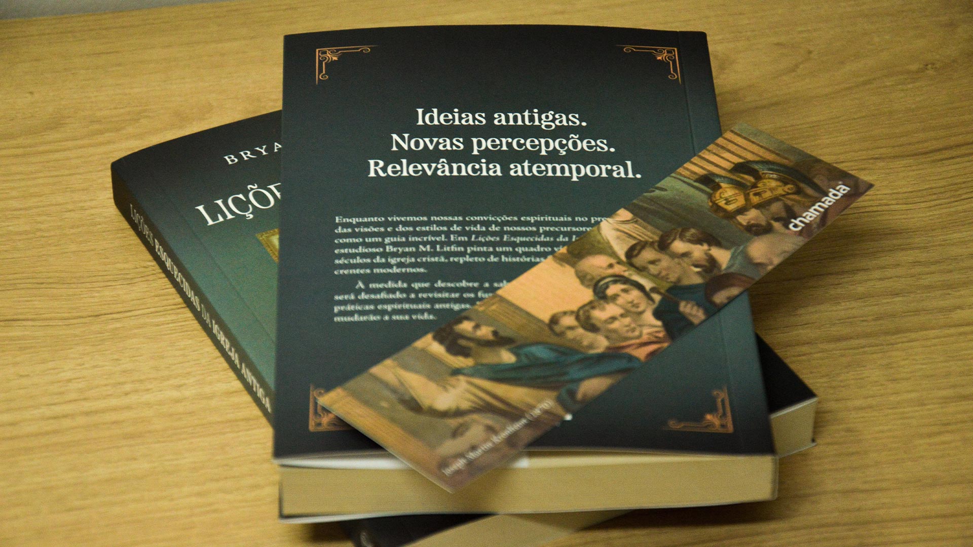 Foto de Livros com Marca-páginas Lições Esquecidas da Igreja Antiga